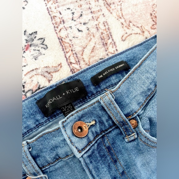 Kendall & Kylie “The Relaxed Skinny” Distressed Cropped Jeans 🤍 - Picture 3 of 4